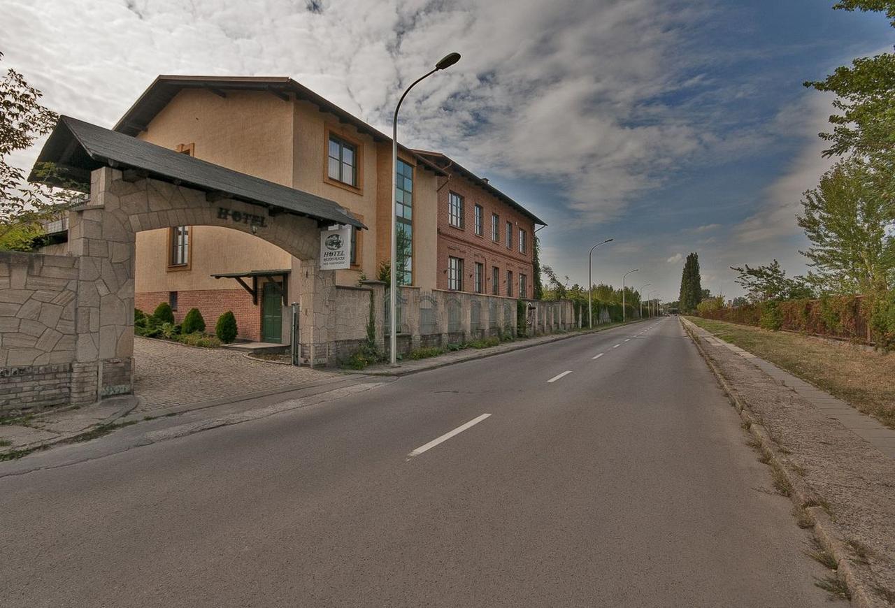 Ostrowiec Świętokrzyski Hotel Restauracja Pod Parowozem מראה חיצוני תמונה