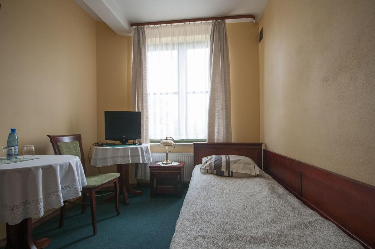 Ostrowiec Świętokrzyski Hotel Restauracja Pod Parowozem מראה חיצוני תמונה